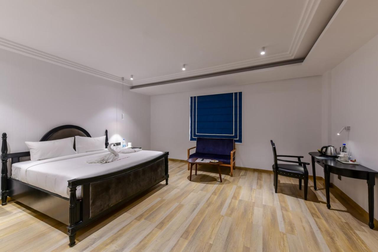 The Downton Hotel Raipur  Bagian luar foto